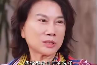 关系挺好？库里赛后搂着活塞助教塞拉斯叙旧 两人喜笑颜开